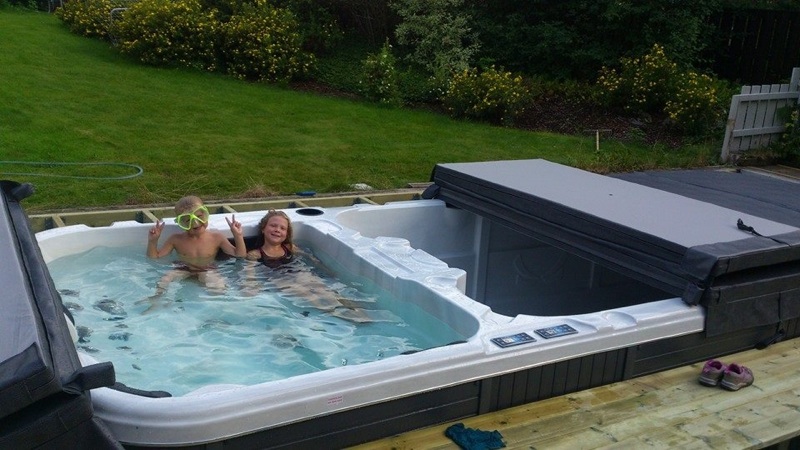 Lek for barna i jacuzzi